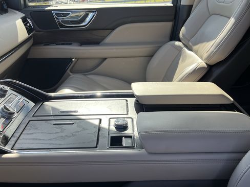 Used 2024 Lincoln Navigator Premiere image 28