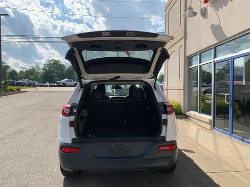 Used 2018 Jeep Cherokee Latitude Plus w/ Comfort/Convenience Group AWD/4WD image 8