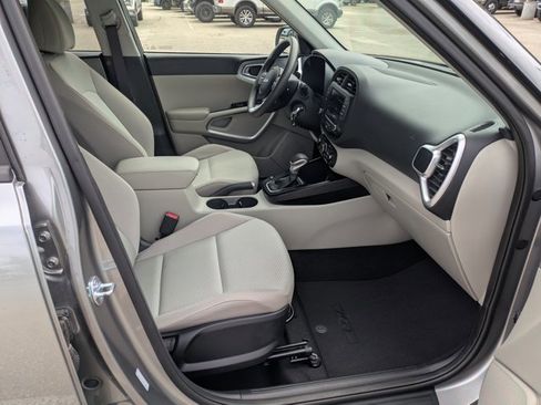 Used 2025 Kia Soul LX w/ LX Technology Package FWD image 19