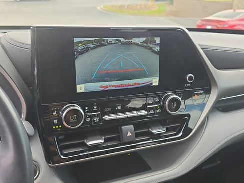Used 2023 Toyota Highlander Limited FWD image 13