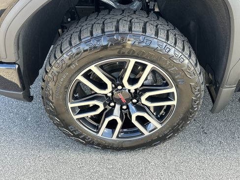 Used 2025 GMC Sierra 1500 AT4 w/ AT4 Premium Package image 12