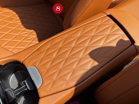 Used 2025 Aston Martin DB12 Convertible RWD image 19