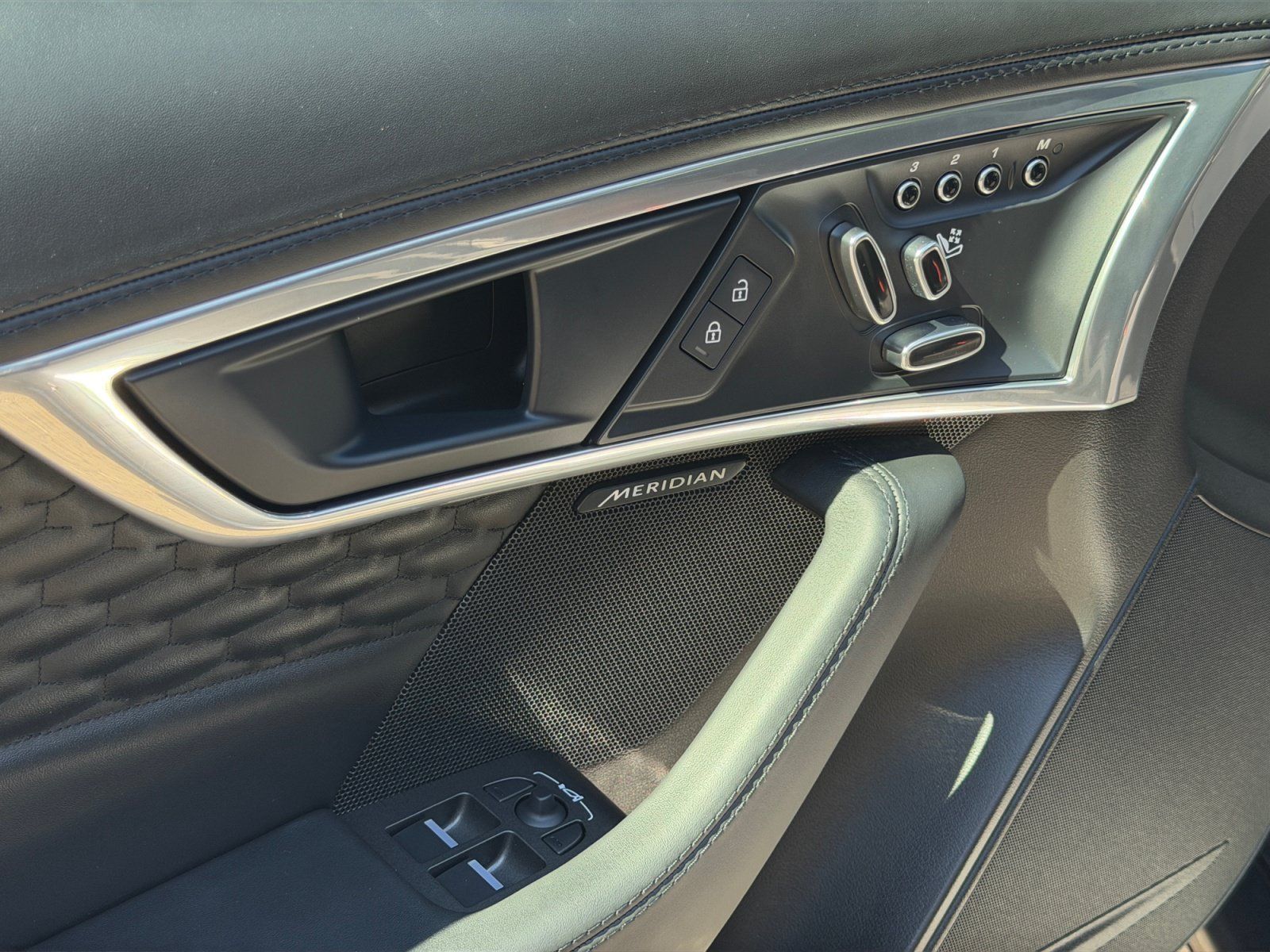 Used 2024 Jaguar F-TYPE R-Dynamic RWD image 13
