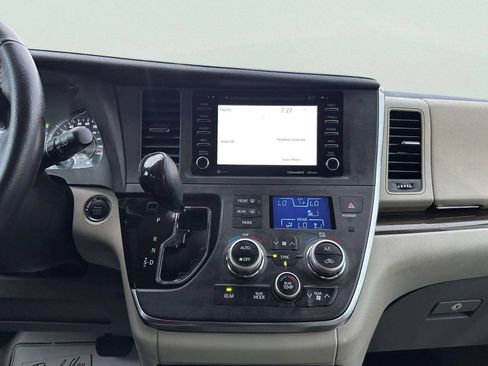 Used 2018 Toyota Sienna XLE FWD image 34