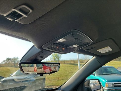 Used 2023 Chevrolet Traverse LT image 31