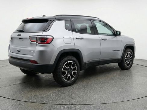 Used 2025 Jeep Compass Trailhawk AWD/4WD image 9