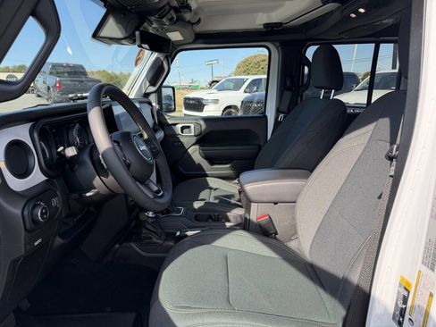 Used 2024 Jeep Gladiator Sport image 14