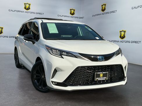 Used 2024 Toyota Sienna XSE w/ XSE Premium Package FWD image 3