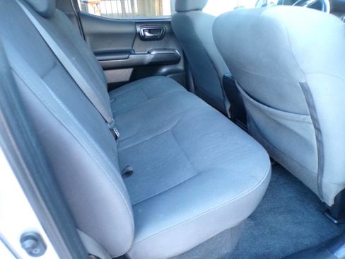 Used 2019 Toyota Tacoma TRD Off-Road w/ Technology Package image 9