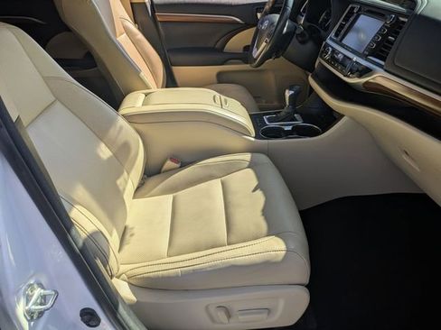 Used 2017 Toyota Highlander Limited image 29