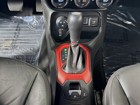 Used 2016 Jeep Renegade Trailhawk w/ Premium Trailhawk Package image 20