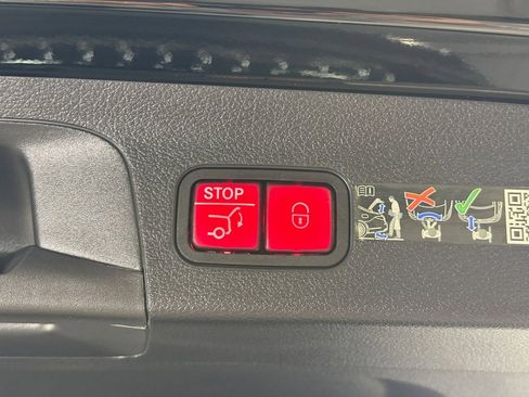 Used 2025 Mercedes-Benz GLS 580 4MATIC image 34