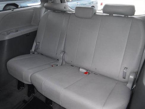 Used 2017 Toyota Sienna AWD image 32