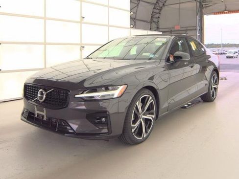 Used 2025 Volvo S60 B5 Core image 2