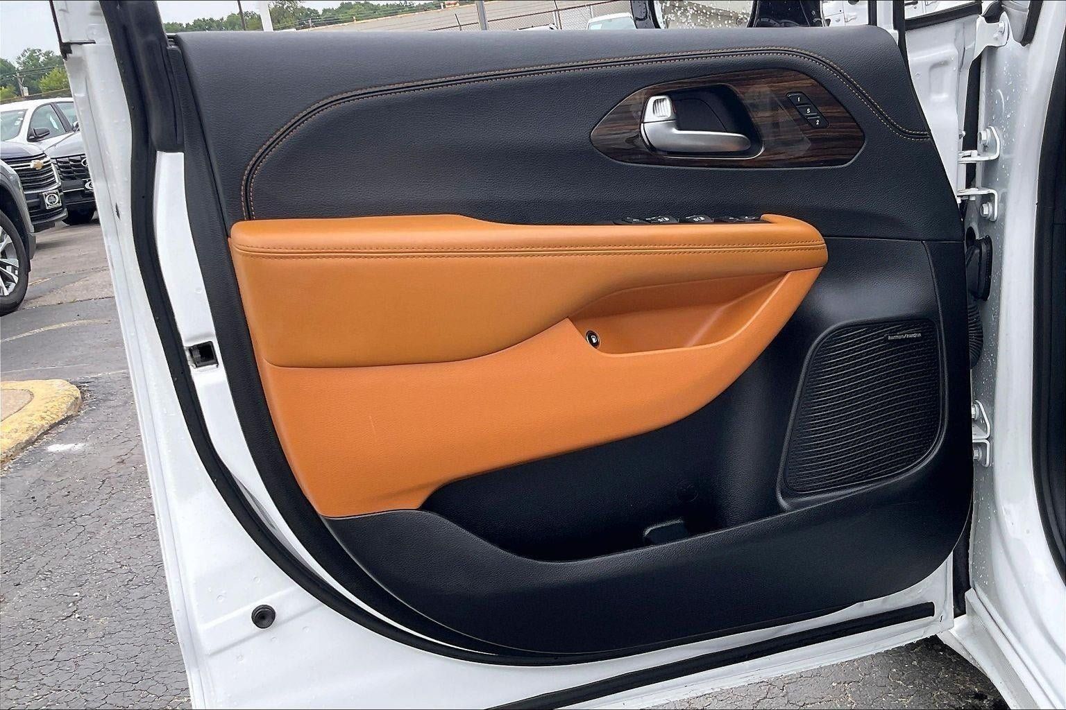Used 2023 Chrysler Pacifica Pinnacle FWD image 26