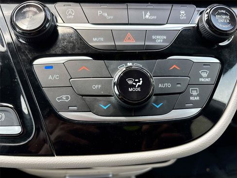 Used 2023 Chrysler Pacifica Touring-L FWD image 15