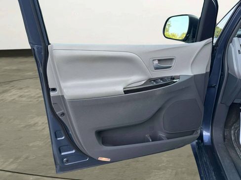 Used 2015 Toyota Sienna XLE FWD image 11