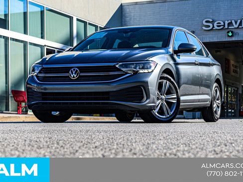 Used 2024 Volkswagen Jetta SE image 3