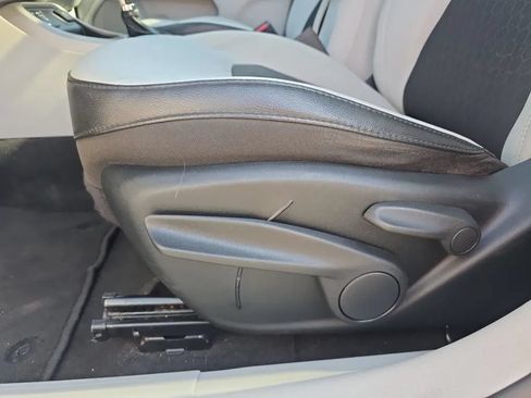 Used 2020 Jeep Compass Latitude FWD image 16