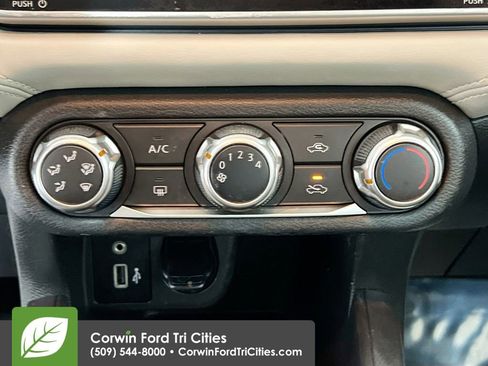 Used 2020 Nissan Versa SV image 9