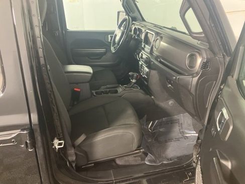 Used 2021 Jeep Gladiator Sport image 16