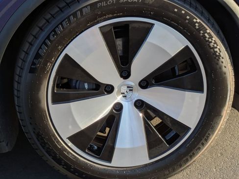 Certified 2025 Porsche Macan Electric image 13