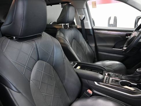 Used 2022 Toyota Highlander Platinum image 9