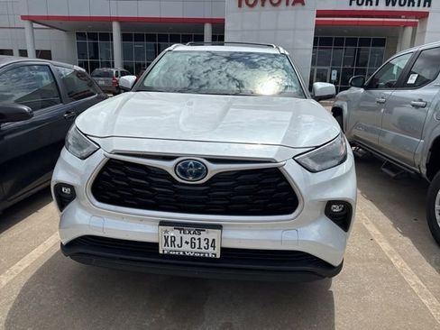Used 2024 Toyota Highlander XLE image 3