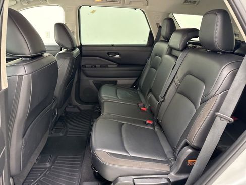 Used 2023 Nissan Pathfinder SL image 18