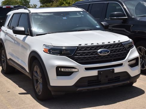 Certified 2021 Ford Explorer XLT w/ Equipment Group 202A RWD image 2