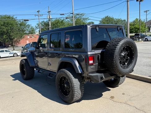 Used 2018 Jeep Wrangler Unlimited Sahara AWD/4WD image 8