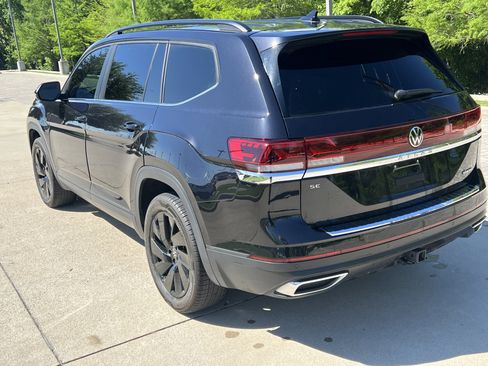 Used 2024 Volkswagen Atlas SE w/ Panoramic Sunroof Package image 8