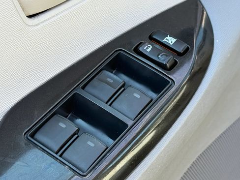 Used 2012 Toyota Sienna LE FWD image 23