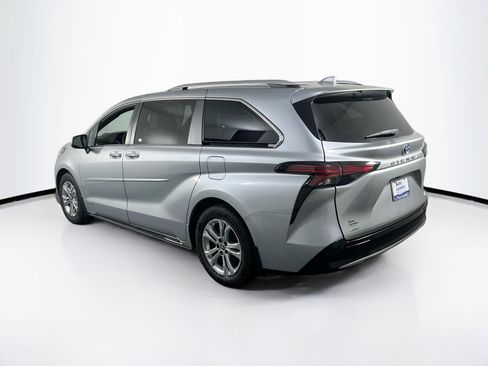 Used 2021 Toyota Sienna Platinum AWD/4WD image 7