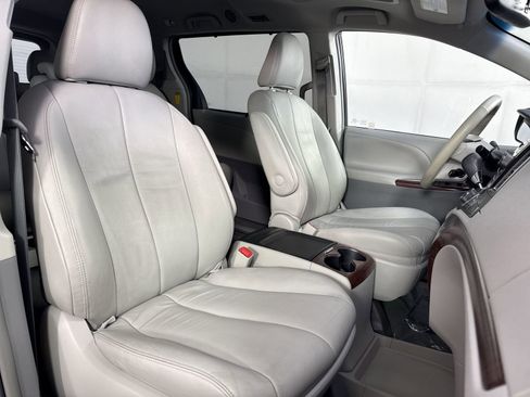 Used 2014 Toyota Sienna XLE FWD image 26