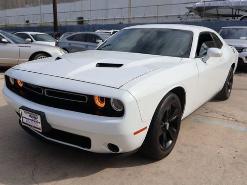 Used 2016 Dodge Challenger SXT RWD image 3