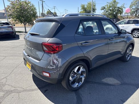 Used 2025 Hyundai Venue SEL FWD image 5