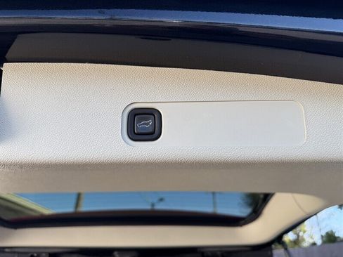 Used 2011 Cadillac Escalade Platinum image 31