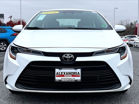 Used 2025 Toyota Corolla LE image 3