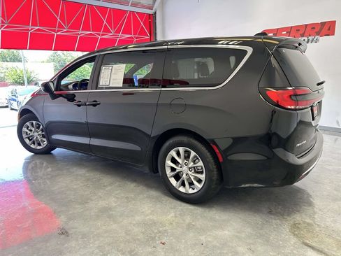 Used 2026 Chrysler Pacifica Limited FWD image 6