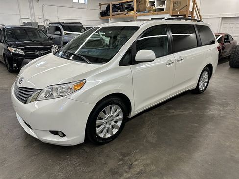 Used 2015 Toyota Sienna XLE AWD/4WD image 6