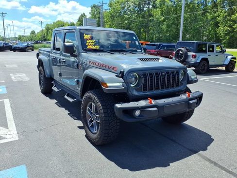 Used 2025 Jeep Gladiator Mojave AWD/4WD image 4