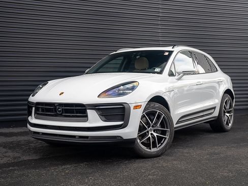 Certified 2025 Porsche Macan image 1