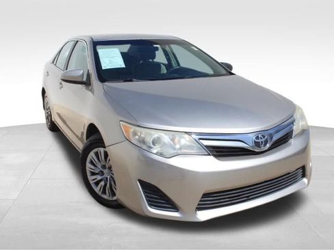 Used 2014 Toyota Camry LE image 2