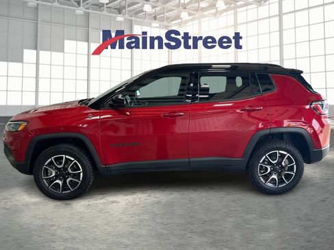 Used 2025 Jeep Compass Trailhawk AWD/4WD image 2