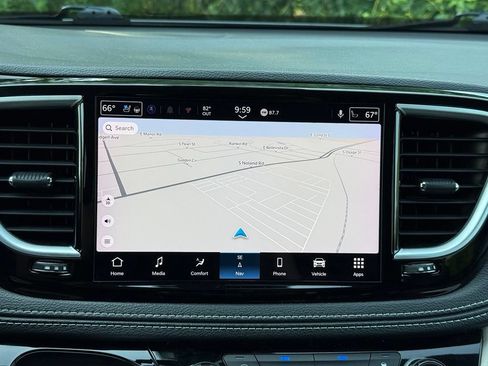 Used 2023 Chrysler Pacifica Limited FWD image 38