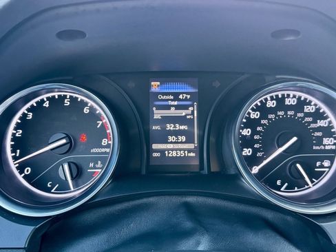 Used 2018 Toyota Camry SE image 18