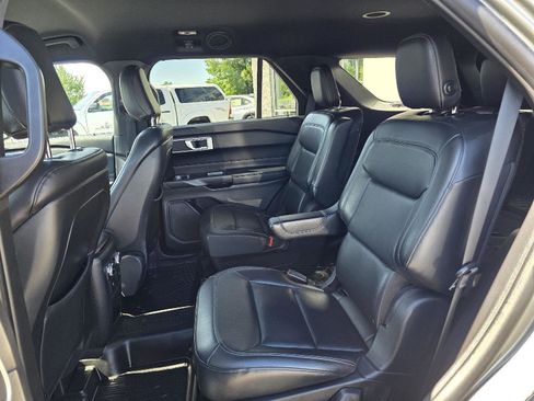 Used 2020 Ford Explorer XLT w/ Equipment Group 202A AWD/4WD image 13