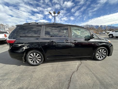 Used 2018 Toyota Sienna Limited w/ Carpet Mat Package image 4