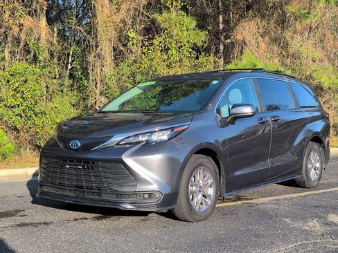 Used 2025 Toyota Sienna LE w/ LE Plus Package image 8